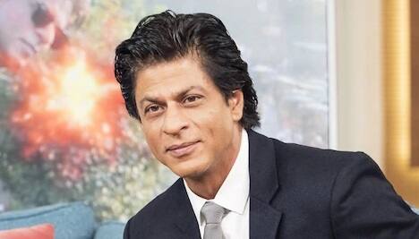 शाहरुखचा पहिला पगार होता अवघे 50 रुपये. हे पैसेही त्यानं एका ट्रेनच्या तिकीटावर खर्च केले होते. ताजमहाल पाहायला जाण्यासाठीच हा सारा आटापिटा त्यानं केला होता. एका मुलाखतीत त्यानं यासंदर्भातील माहिती दिली. 