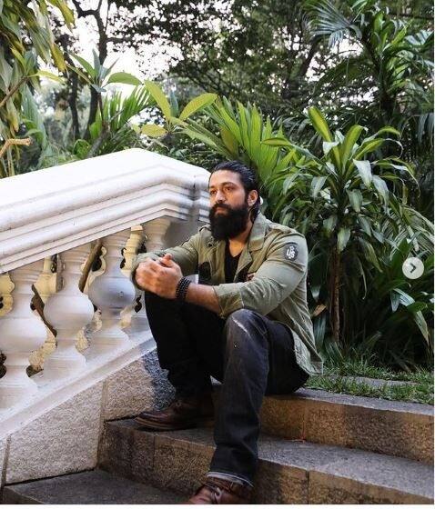यश आजही एका मिडल क्लास परिवाराप्रमाणे जीवन जगतोय. यश आज मोठा स्टार असला तरी त्याचे वडील आजही बस ड्रायव्हिंग करतात.