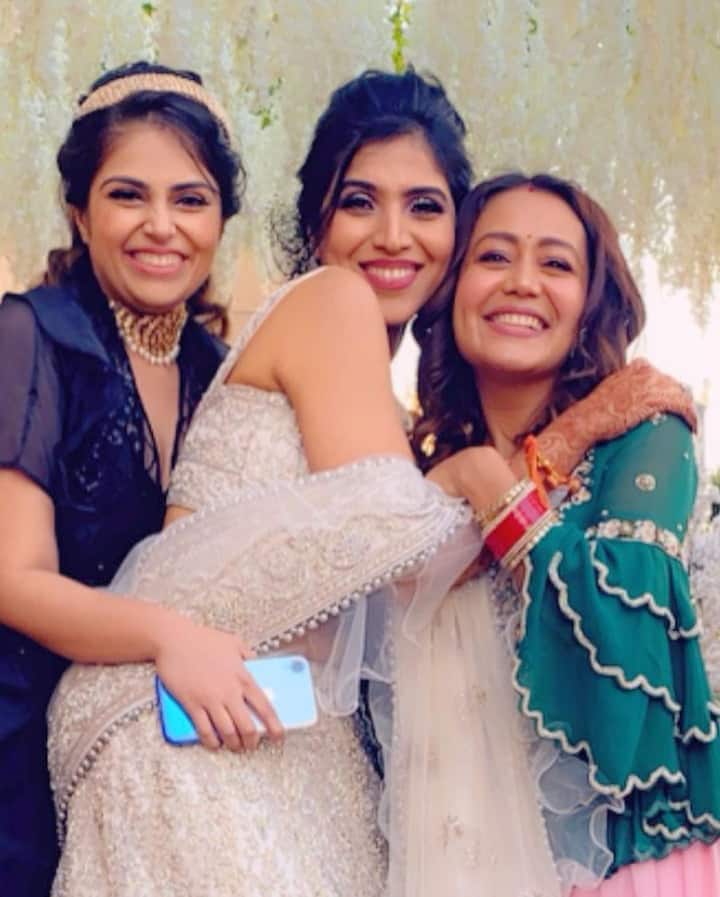 नेहा जवळच्या मैत्रीणीच्या लग्नाला हजेरी लावली. #NehuPreet ki First Lohri!