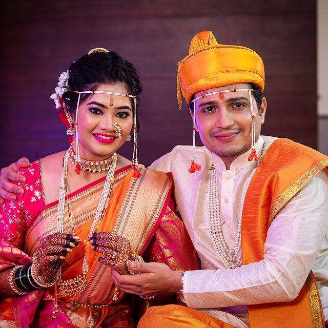 आशुतोषची पत्नी रुचिका हिने ‘असे हे कन्यादान’ आणि ‘गणपती बाप्पा मोरया’ या मालिकांमध्ये काम केले आहे.