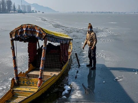 गेल्या 30 वर्षातील हे तापमान सर्वात कमी तापमान असल्याची माहिती समोर आली आहे.