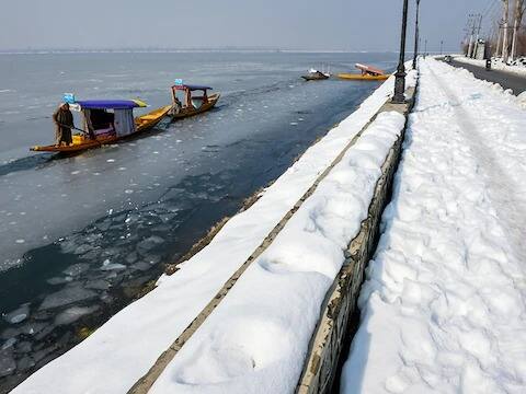 हाड गोठवणारी थंडी पडल्यामुळे दल सरोवरसह अनेक भागातील पाण्याचे क्षेत्र गोठले आहे.
