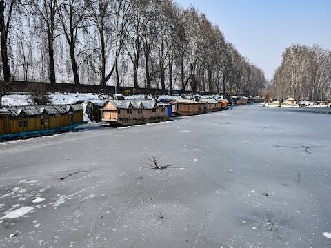 कडाक्याच्या थंडीमुळे श्रीनगरमधील दल सरोवर गोठला आहे.