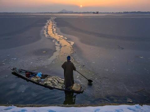 तलावात विहार करणाऱ्या बोटींना ती बोट पुढे नेण्यासाठी चक्क बर्फ फोडावा लागत आहे.