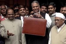 Budget 2021: लेदर ब्रिफकेस, शबनम बॅग  ते टॅब बजेट... अशी बदलत गेली अर्थमंत्र्यांची ब्रिफकेस