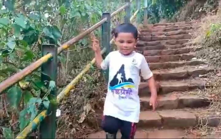 पालघर जिल्ह्यातील डहाणूमधील धनुष या चार वर्षाच्या चिमुकल्याने महाराष्ट्रातील उंच कळसुबाई शिखर सर केलं आहे. 