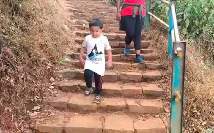 साधारण एक वर्ष आधी धनुष आपल्या वडिलांच्या सोबत डहाणूच्या महालक्ष्मी गडावर गेला होता आणि तो कुणाच्याही मदतीविना ह्या गडावर चढला होता.  