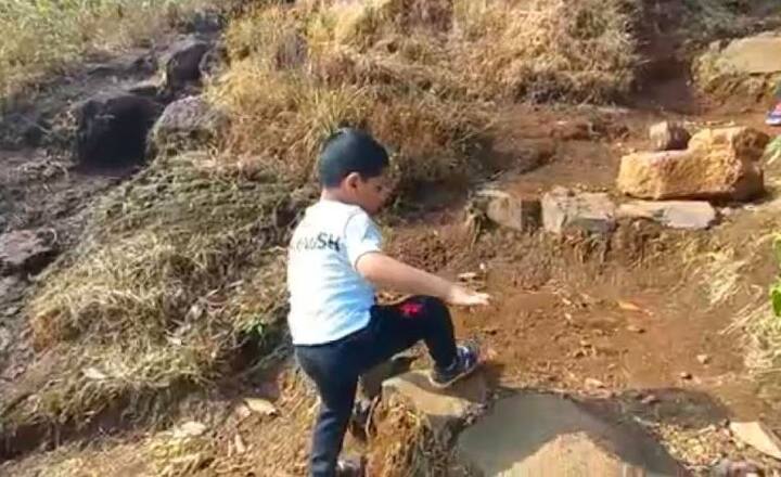 त्यानंतर धनुषचे वडील शिखरांवर आणि गडांवर ट्रेकिंगसाठी जायचे आणि घरी परतल्यावर त्यांनी काढलेले व्हिडिओज, फोटो धनुष पाहायचा. याच माध्यमातून त्याला ट्रेकिंगची आवड निर्माण झाली. 