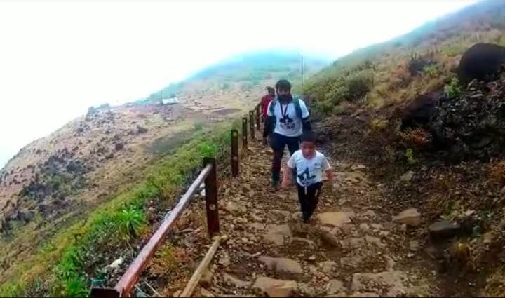 अशेरी गडावरही धनुष कुणाचीही मदत न घेता हळूहळू ट्रेकिंग करत होता. 