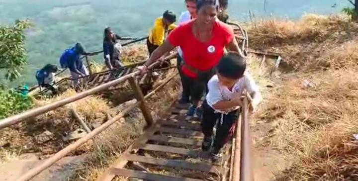 कळसूबाई शिखरही धनुषने कोणाचीही मदत न घेता सर केलं.  धनुषचा उत्साह पाहण्यासारखा होता, असं त्याचे वडील सांगतात. 