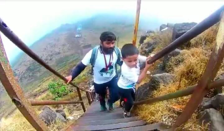 कळसुबाई शिखरावर आलेल्या इतर ट्रेकर्सनेही धनुषचे भरभरून कौतुक केले आणि त्याला सोबत घेऊन व्हिडिओ, फोटो शूट केले. 