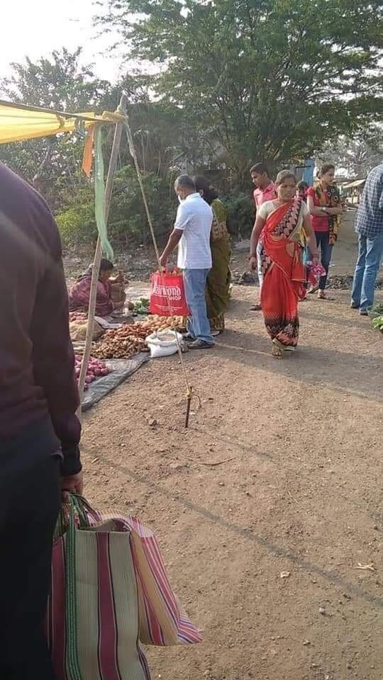 आता आठवडी बाजारात पत्नीसोबत बाजार करतानाचे त्यांचे फोटो समोर आले आहेत. ज्यात बाजाराची पिशवी स्वतःच्या खांद्यावर घेताना केंद्रेकर दिसत आहेत. औरंगाबाद जिल्ह्यातील खुलताबाद येथील बाजारातील हे फोटो आहेत.