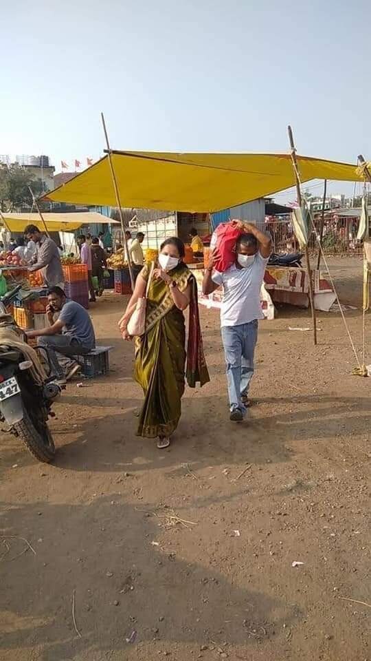 आज (16 जानेवारी) सकाळी केंद्रकर खुलताबाद येथे गेले असताना त्यांना बाजार दिसला आणि त्यांनी पत्नीसोबत बाजार केला. विशेष म्हणजे त्याच्यासोबत कोणताही सुरक्षारक्षक सुद्धा नव्हता. त्यामुळे केंद्रेकर यांचा पुन्हा एकदा साधेपणा समोर आला आहे.