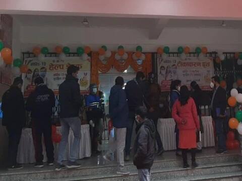तिथं वाराणासीतही कोरोना लसीकरणाचा उत्साह पाहायला मिळाला. 