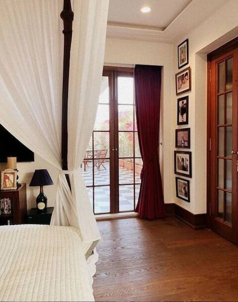 करीनाच्या या घरात जुन्या आणि नव्या संकल्पनांची सांगड घातल्याचं पाहायला मिळत आहे.