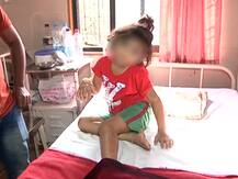 धक्कादायक... अंगावर चटके, मारहाण करत चिमुकल्यांचा छळ; वडील अन् सावत्र आईला पोलिसांकडून अटक