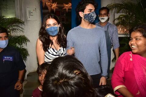 फोटोंमध्ये आपण पाहू शकता की सारा आणि इब्राहिम या दोघांनी यावेळी कोरोनापासून आपले रक्षण करण्यासाठी मास्क घातले होते. (Photo Credit: Manav Manglani)