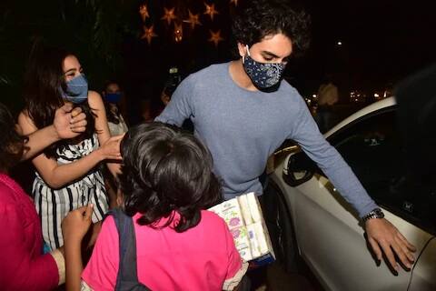 अशा परिस्थितीत भाऊ इब्राहिम साराच्या संरक्षणासाठी दिसला आणि तिला गाडीत घेऊन घरी जाताना पाहायला मिळला. (Photo Credit: Manav Manglani)