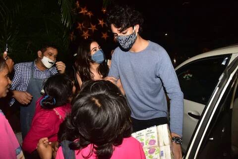 साराची एक झलक पाहण्यासाठी मोठी गर्दी जमली. (Photo Credit: Manav Manglani)