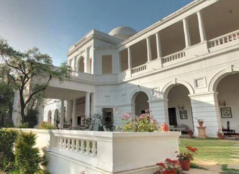 एका मुलाखतीत सैफनं या वास्तूबाबतची रंजक माहिती सांगितली होती. वडील, टायगर पतौडी यांच्या निधनानंतर  निमराणा हॉटेल्स, अमन नाथ आणि Francis Wacziarg यांनी पॅलेसरुपी हॉटेल चालवण्याची जबाबदारी घेतली होती. ज्यानंतर त्यांच्याकडून ही वास्तू परत मिळवण्यासाठी सैफला अमाप पैसे मोजावे लागले होते. 