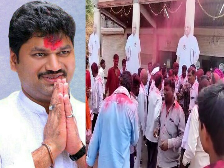 Gram Panchayat Election 2021 Maharashtra minister Dhananjay Munde claims he dominates 10 out of 12 seats in Parli Gram Panchayats परळीत धनंजय मुंडेंचा वरचष्मा, 12 पैकी 10 ग्रामपंचायती जिंकल्याचा दावा!