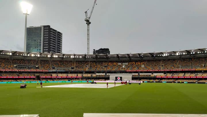  तेव्हा सुरुवातीच्याच काही षटकांत पावसामुळं व्यत्यय आला आणि अखेर या दिवसाचा खेळ थांबवण्यात आला. (pic credit - BCCI Twitter)