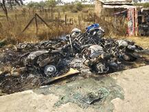 नागपुरात गावातील महिलांचा अवैध दारु विक्रेत्यांच्या अड्ड्यावर हल्लाबोल, वाहनं जाळून दारु साठाही जप्त