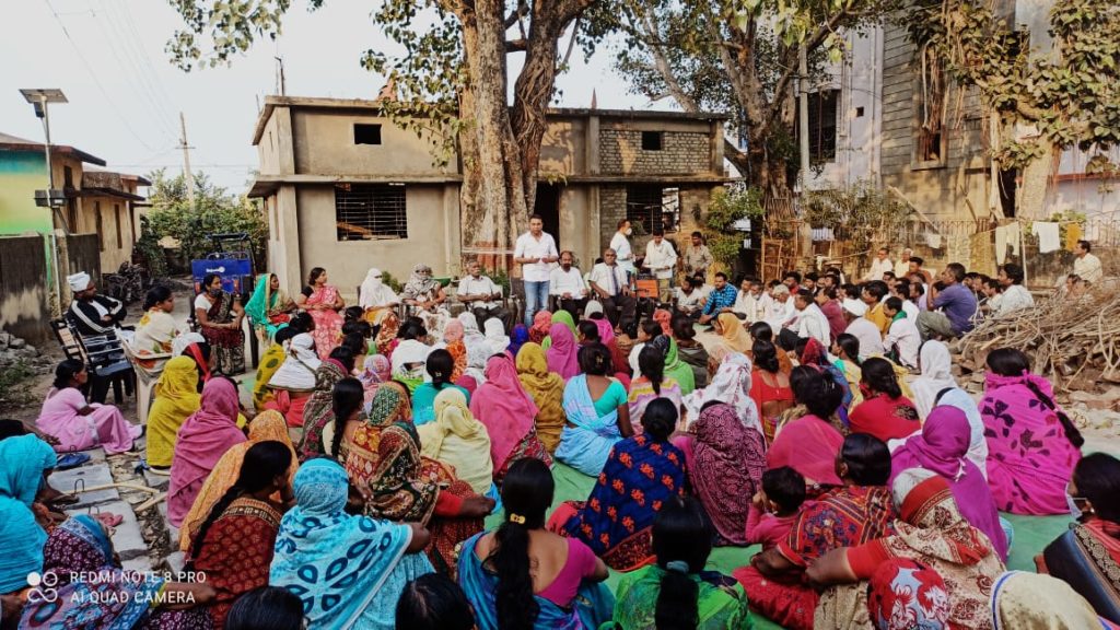 नागपुरात गावातील महिलांचा अवैध दारु विक्रेत्यांच्या अड्ड्यावर हल्लाबोल, वाहनं जाळून दारु साठाही जप्त