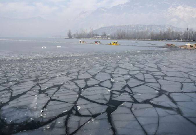 शहरात आणि काश्मीर खोऱ्यात इतरत्र अनेक ठिकाणी रस्त्यावर बर्फाचा थर जमा झाला आहे