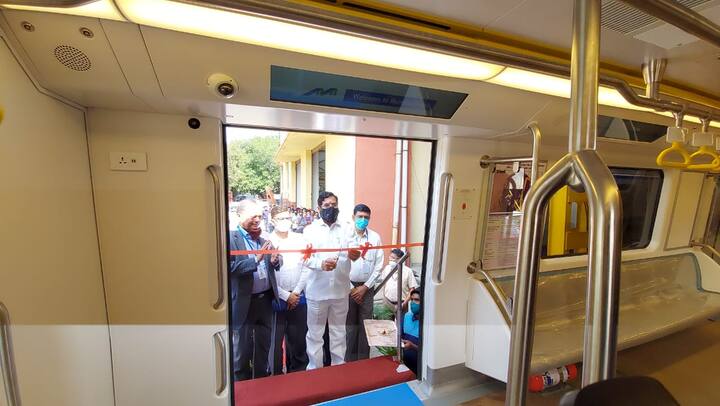 एकूण 576 कोचेस टप्प्याटप्प्यानं मुंबईत दाखल होणार आहेत. नव्या मेट्रो ट्रेन्ससाठी साडेचार हजार कोटींचं क्रॉन्ट्रॅक्ट बीईएमएल कंपनीला देण्यात आले आहे. भारतातच कोचची निर्मीती होत असल्यानं प्रत्येक कोच पाठीमागे 2 कोटी रुपये वाचणार आहेत.