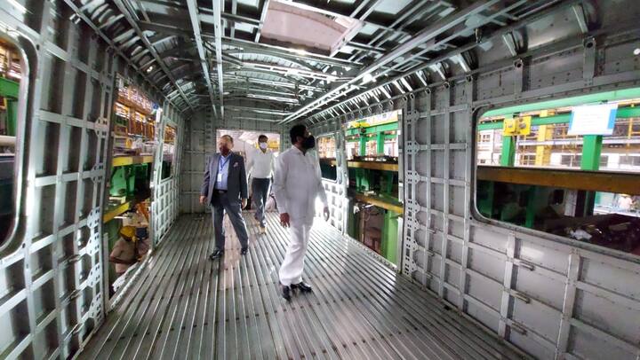 बीईएमएल येथे तयार होत असलेल्या प्रत्येक कोचसाठी सरासरी 8 कोटी रुपये खर्च झाले आहेत. आंतरराष्ट्रीय स्तरावर या कोचच्या निर्मितीसाठी सरासरी 10 कोटी रुपये खर्च येतो.