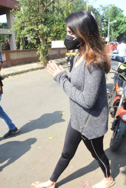 मी घरी जात आहे, कृपया माझा पाठलाग करू नका, असंही रियाने फोटोग्राफर्सना सांगितलं. 