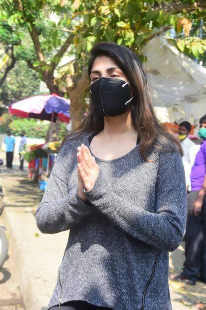 यानंतर सुशांत आत्महत्या प्रकरणात ड्रग्ज कनेक्शन समोर आलं आणि यासंबंधी एनसीबीने रियाला अटकही केली. सध्या रिया जामीनावर बाहेर आहे.