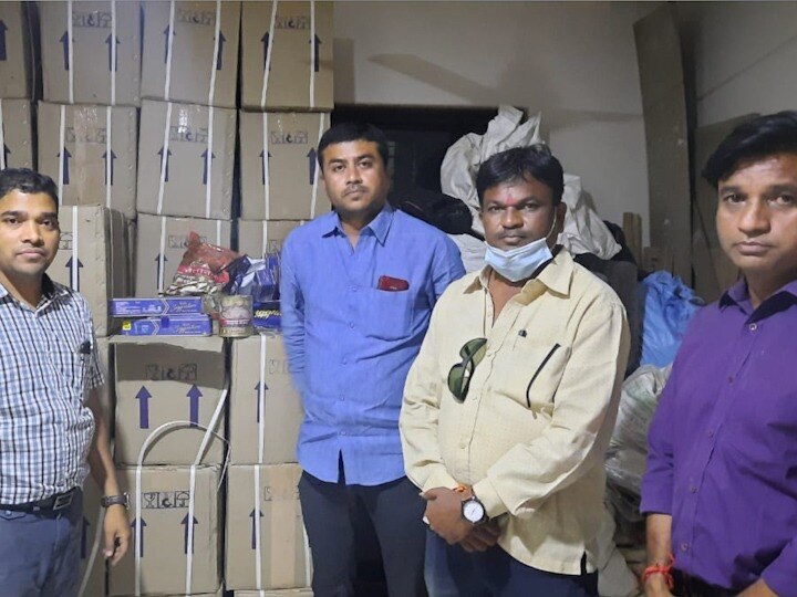 Illegal Liquor Seized MLA Kishor Jorgewar NCP activists seized Rs 32 lakh worth of aromatic tobacco चंद्रपुरात अवैध धंद्याविरोधात प्रशासन सुस्त, राजकीय कार्यकर्ते निभावताहेत प्रशासनाची भूमिका
