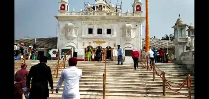 शिखांचे दहावे गुरु, गुरु गोविंद सिंहांनी 1699 साली बैसाखीच्या दिनानिमित्त खालसा पंथाची स्थापना केली होती. त्यावेळी त्यांना गुरु गोविंद सिंह हे नाव मिळालं त्यांनी जीवनभर अन्याय, अधर्म, अत्याचाऱ्याच्या विरोधात लढा दिला.