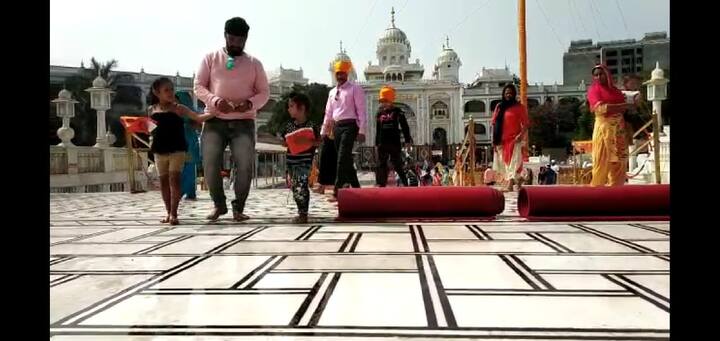 गुरु गोविंद सिंग दररोज गुरुवाणीचे पठण करून आपल्या भक्तांना व अनुयायांना त्याचा सविस्तर अर्थ सांगत असत. तेव्हा त्यांचे लहान भाऊ मनी सिंहजी ते लिहीत असत. असं सांगितलं जातं की सलग पाच महिने लिखाण करुन गुरुवाणी पूर्ण करण्यात आली होती.