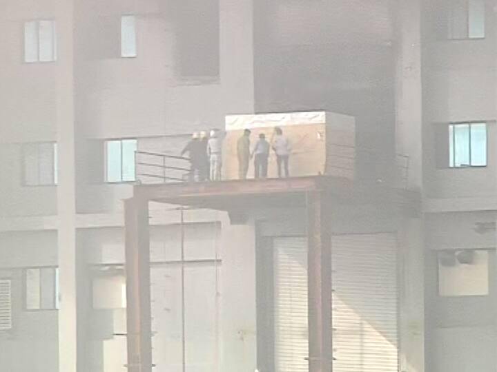 आगीमुळे परिसरात धुराचे लोट पाहायला मिळत आहे. 