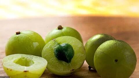 आवळा मधुमेह रूग्णांसाठी चांगला मानला जातो. परंतु, डॉक्टरांचा सल्ला घेतल्यानंतर तुम्ही ते सेवन केले पाहिजे.