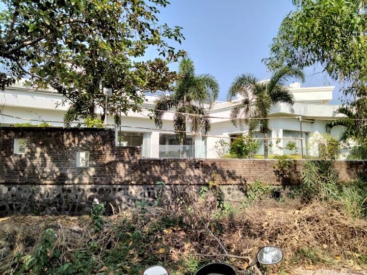'The Mansion House' असं या रिसॉर्टचं नाव असून, एक एकराच्या जागेत ही आलिशान वास्तू उभी आहे. जिथं फक्त 25 खोल्यांचीच क्षमता आहे. असं असलं तरीही या रिसॉर्टमध्ये स्विमिंग पूल, एक मोठा हॉल, गार्डन एरिया आणि इतरही अत्याधुनिक सुविधा पुरवण्यात आल्या आहेत. 