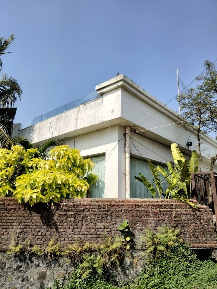 सेलिब्रिटी म्हटलं की, त्यांच्या डेस्टिनेशन वेडिंगची बरीच चर्चा असते. सहसा बी- टाऊन सेलिब्रिटी परदेशी जाऊन लग्न करण्याला प्राधान्य देतात. पण, वरुणनं मात्र अलिबागला प्राधान्य दिलं आहे. 