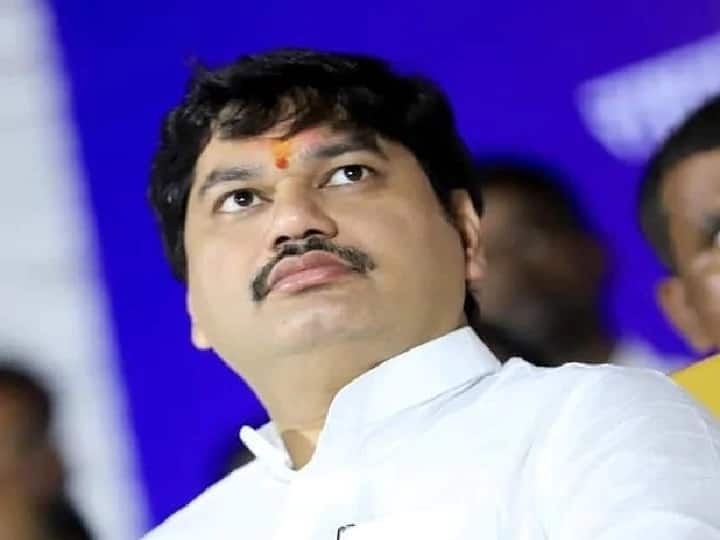 renu sharma who accused dhananjay munde of rape now withdrew her complaint ..म्हणून मी तक्रार मागे घेतली, धनंजय मुंडे यांच्याविरोधात तक्रार मागे घेण्याचं कारण आलं समोर