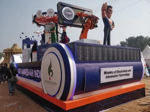 मंत्रालयांच्या चित्ररथात इलेक्ट्रॉनिक्स आणि माहिती तंत्रज्ञान मंत्रालय, कामगार व रोजगार मंत्रालय, अपंगत्व सशक्तीकरण विभाग, आयुष मंत्रालय, केंद्रीय राखीव पोलिस दल (सीआरपीएफ), जैव तंत्रज्ञान विभाग, माहिती व प्रसारण मंत्रालय, केंद्रीय सार्वजनिक बांधकाम विभाग (सीपीडब्ल्यूडी) यांचा समावेश आहे. ट्रॅक्टरच्या सुरूवातीस थ्री डी एएल रोबोटचे मॉडेल डिजिटल क्रांती दर्शविते. झोळीमध्ये भीम अॅप, ई संजीवनी, ई विद्या इत्यादी दिसतील. शेवटी, देशाचा नायक म्हणून ओळखल्या जाणार्या आरोग्य अॅपला सर्वात जास्त ठेवण्यात आले आहे.