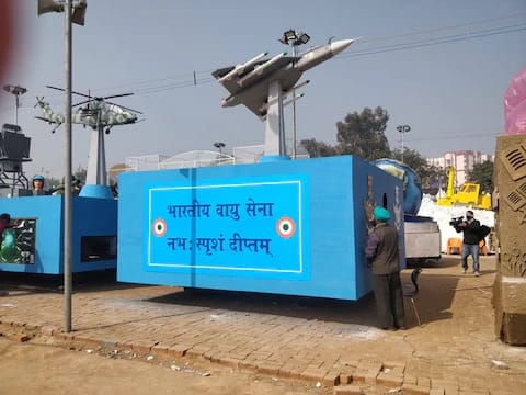 55 वर्षांनंतर प्रजासत्ताक दिनाच्या उत्सवात मुख्य पाहुणे म्हणून कोणताही परदेशी मान्यवर सामील होणार नाही. प्रजासत्ताक दिनाची परेड पाहण्यासाठी दर्शकांना पास किंवा तिकिटांची आवश्यकता आहे. परेडचा आनंद घेण्यासाठी दरवर्षी हजारो लोक जमतात. मात्र, यंदा कोरोनामुळे यावर मर्यादा आली आहे.