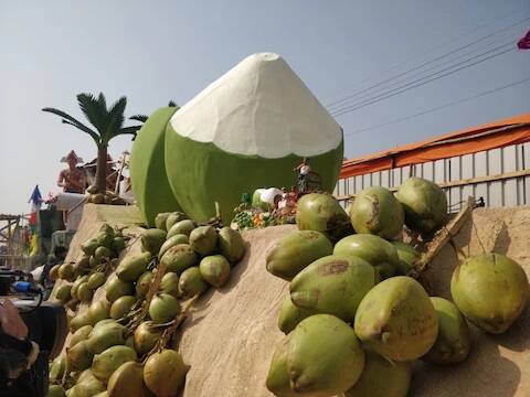 केरळचा चित्ररथ - केरळमध्ये 61 टक्के नारळाचे उत्पादन घेण्यात येते तर नारळापासून वेगवेगळ्या वस्तूंचे उत्पादन घेण्यात येते. केरळच्या चित्ररथामध्ये नारळांचा वापर करण्यात येत आहे.