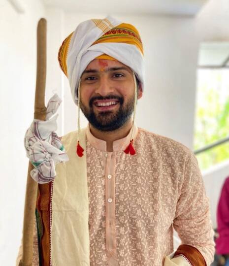 सिद्धार्थनंही सोड मुंजेच्या वेळचं छायाचित्र पोस्ट करत अतिशय मजेशीर अंदाजात, 'सोड मुंज झाली. आता जातो काशी ला. ओके बाय' असं कॅप्शन देत लगीनघाई सुरु झाल्याचे संकेत सर्वांना दिले. (छाया सौजन्य इन्स्टाग्राम- @sidchandekar)