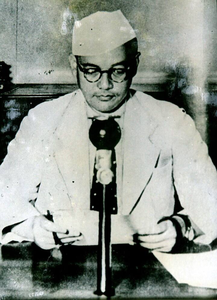 देशभक्तीसाठी झोकून देऊ इच्छिणाऱ्या सुभाषचंद्र बोस यांनी फार काळ ही नोकरी केली नाही.