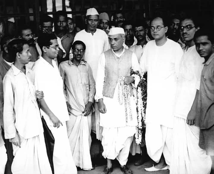 सरकारी नोकरीचा राजीनामा देऊन ते भारतात परतले आणि भारतीय राष्ट्रीय काँग्रेसशी जोडले गेले. पण, महात्मा गांधी यांच्या अहिंसेच्या मार्गावर त्यांचा फारसा विश्वास नव्हता. त्यामुळं जहाल क्रांतीकारक गटात त्यांची लोकप्रियता वाढली.