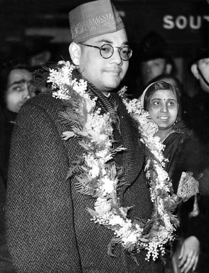 भारताबाहेर राहून नेताजींनी देशाच्या स्वातंत्र्यासाठी मोलाचं योगदान दिलं. आझाद हिंद सेनेची यात महत्त्वपूर्ण भूमिका होती. 1942 मध्ये या सेनेची स्थापना झाली होती.