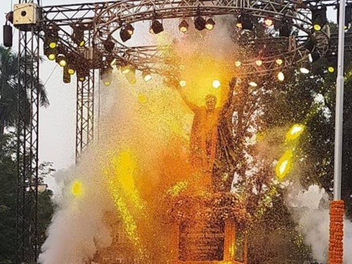 डॉ. श्यामाप्रसाद मुखर्जी चौक, नॅशनल गॅलरी ऑफ मॉडर्न आर्ट इमारतीसमोर, महात्मा गांधी मार्ग, फोर्ट येथे पुतळा उभारण्यात आला आहे.