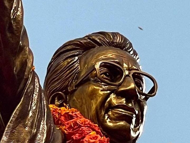 शिवसेनाप्रमुखांचा मुंबईत उभारण्यात आलेला हा पहिला भव्य पुतळा आहे. (Photo Twitter :@AUThackeray)